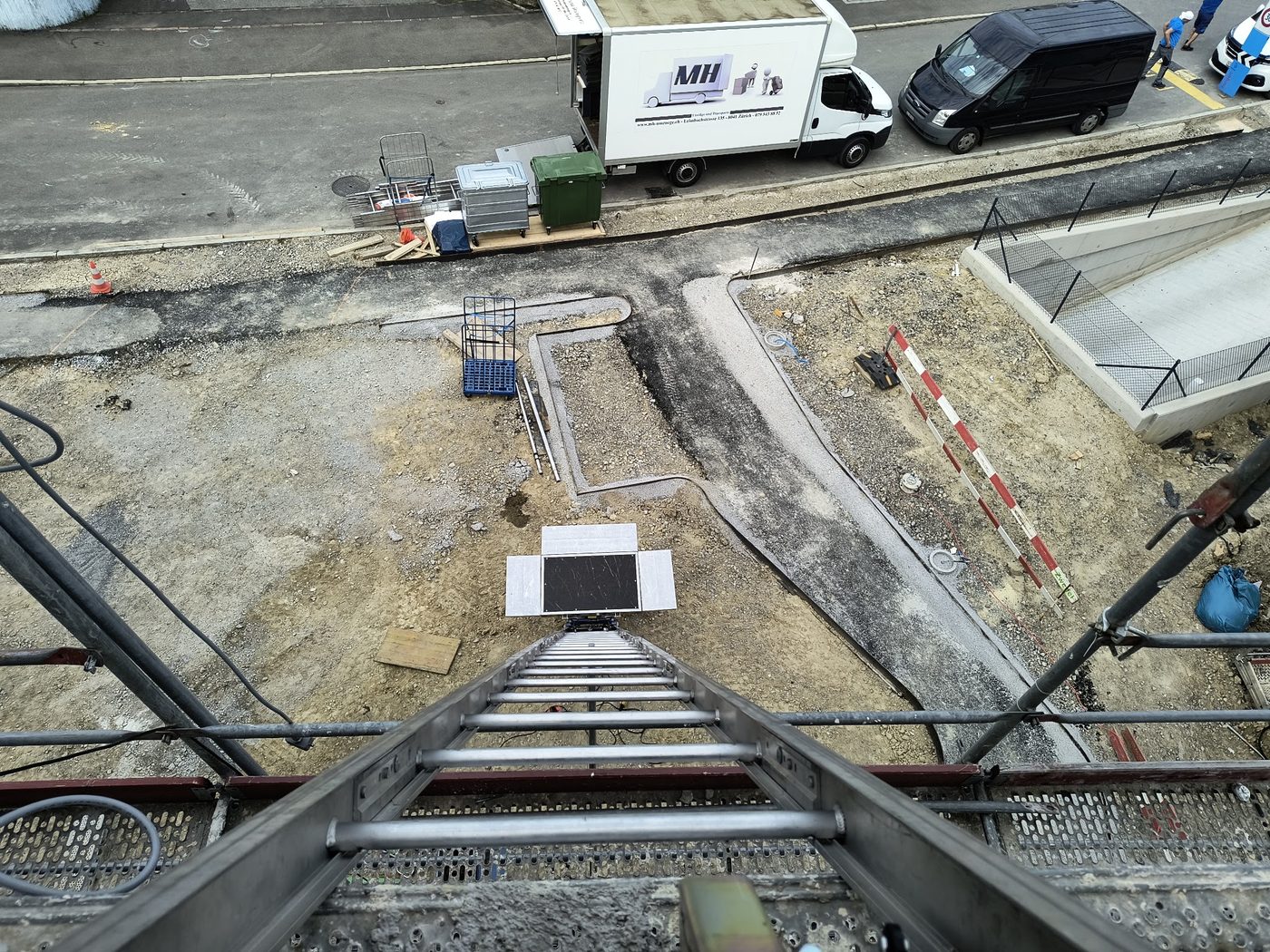 Blick entlang der Lift-Leiterschiene hinunter zum Umzugswagen